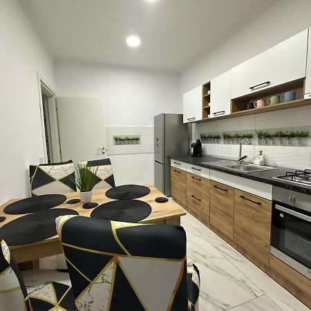 Golden Garden Luxury Apartment In Бухарест Экстерьер фото