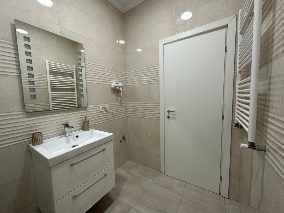 Golden Garden Luxury Apartment In Бухарест Экстерьер фото